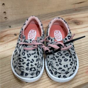 Hey Dude Cheetah Print Pink & Tan Toddler Size 7-8 **compared with a Nike 7.5